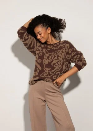 Wilder - Brown sweater with a subtle animal pattern