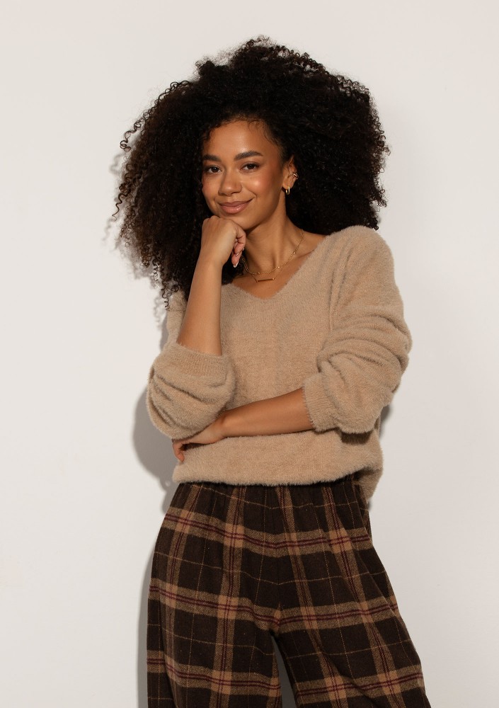 Plush - Latte beige luffy sweater with a ''V'' neckline