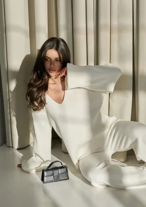 Yuki - Prążkowany sweter z dekoltem V  Ecru