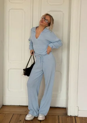 Misti Knit - Lekki sweter dzianinowy z kołnierzykiem Błękitny