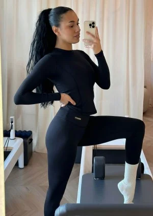 Nomad - Black sports top with long sleeves