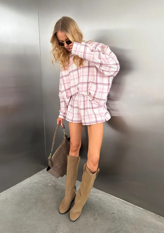 Levi - Pink checkered shorts