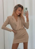 Nera - Kopertowa sukienka mini z poduszkami Beige
