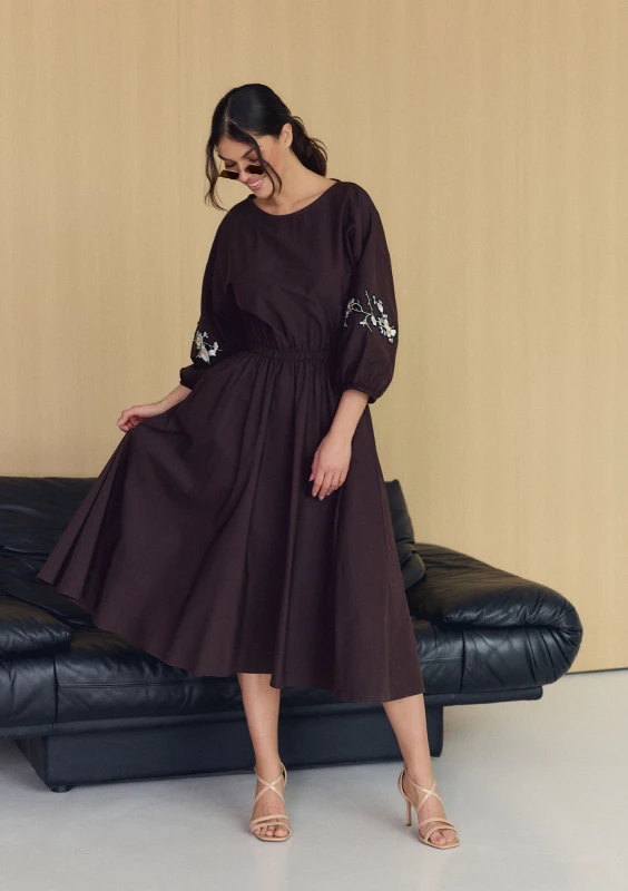 Mabel - Embroidered brown midi dress