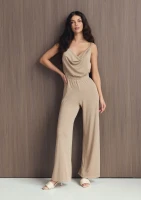 Kade - Kombinezon lejącym dekoltem na ramiączkach Beige