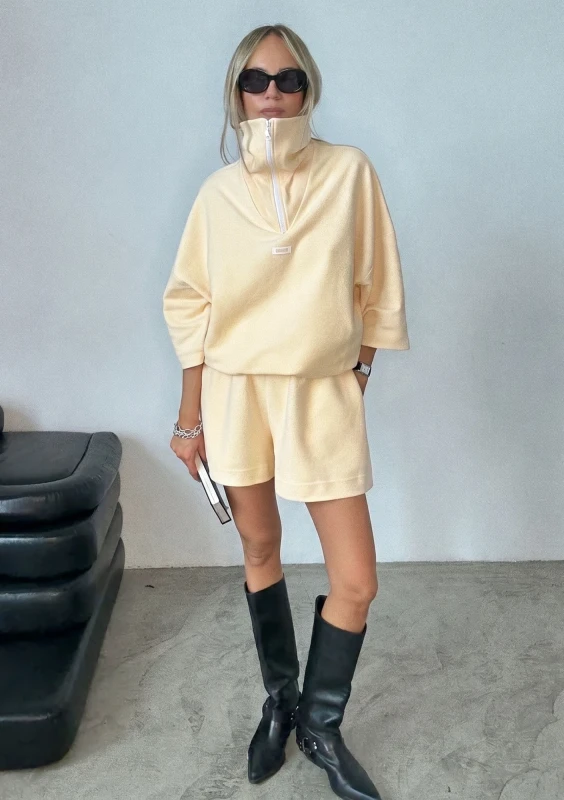 Levi - Pale banana yellow shorts