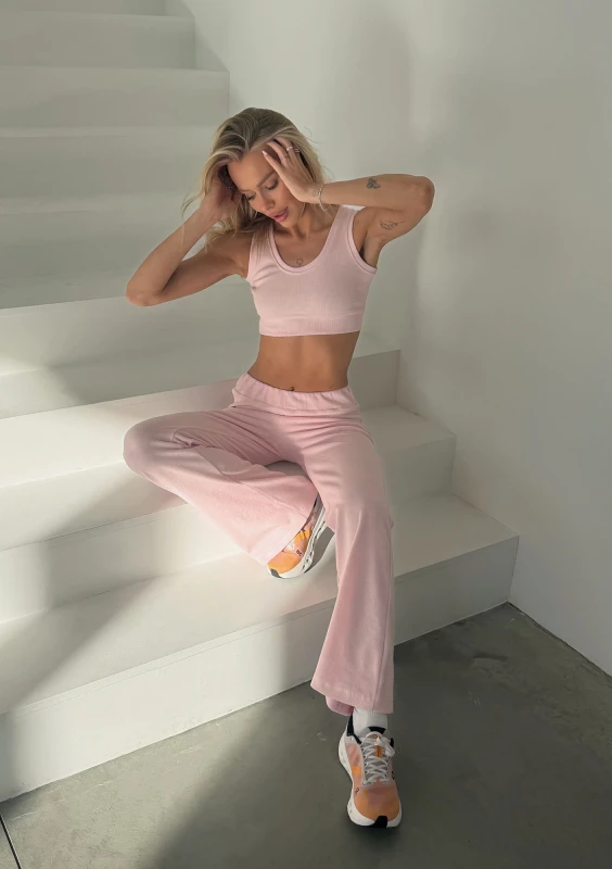 Vela - Dopasowane spodnie frotte z poszerzoną nogawką Pastel Pink