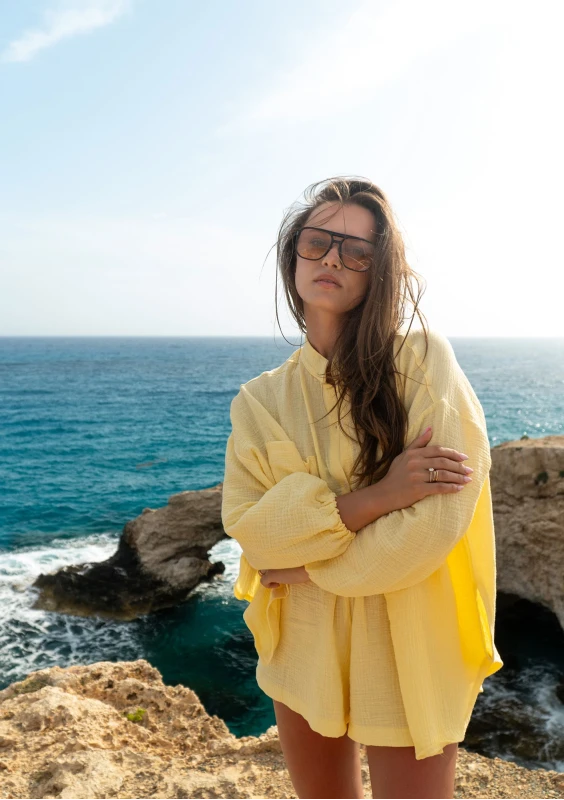 Palma - Żółte szorty damskie z muślinu na lato - Mosquito