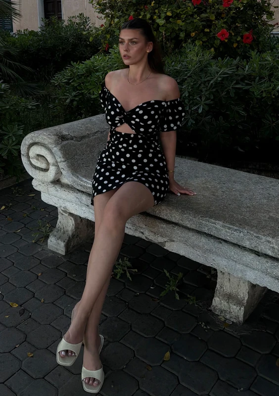 Rosita - Elegancka czarna sukienka lniana w grochy - Mosquito