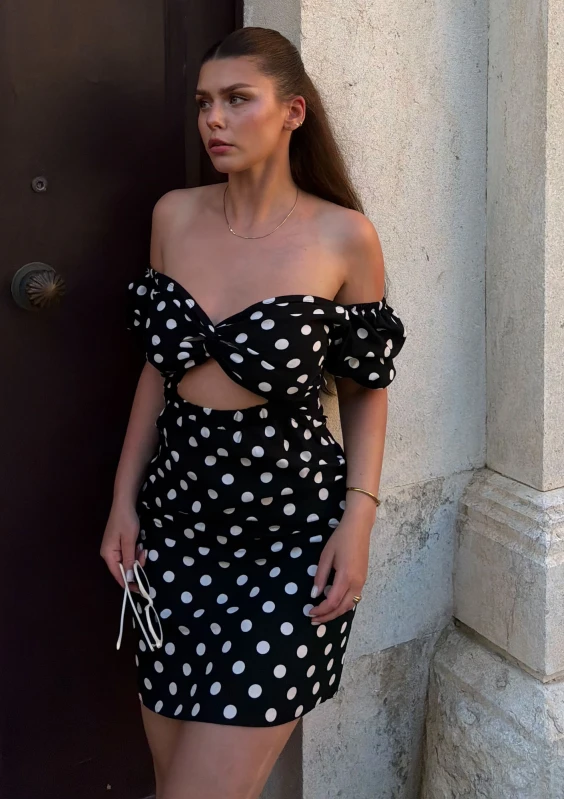 Rosita - Elegancka czarna sukienka lniana w grochy - Mosquito