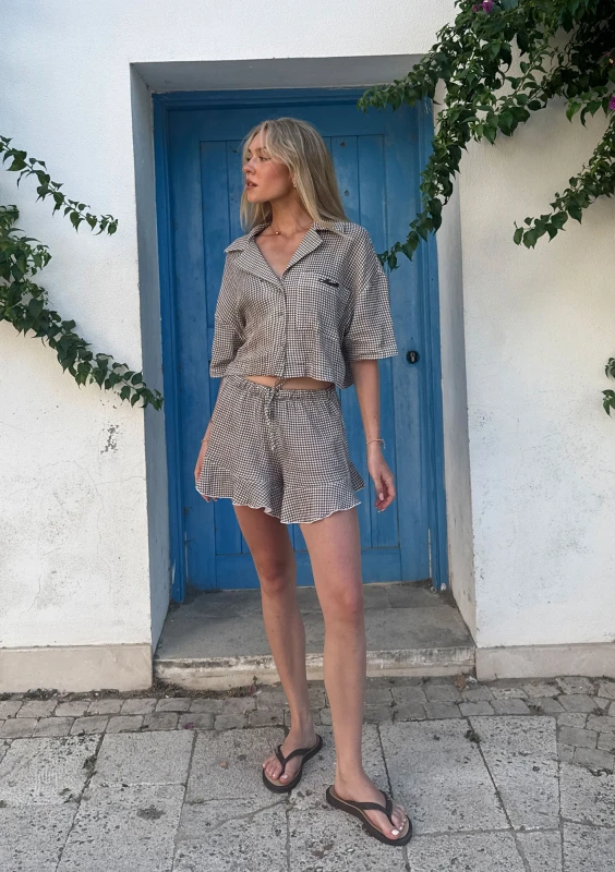 Mandy - Letnie szorty w kratkę vichy brązowe z falbanką - Mosquito