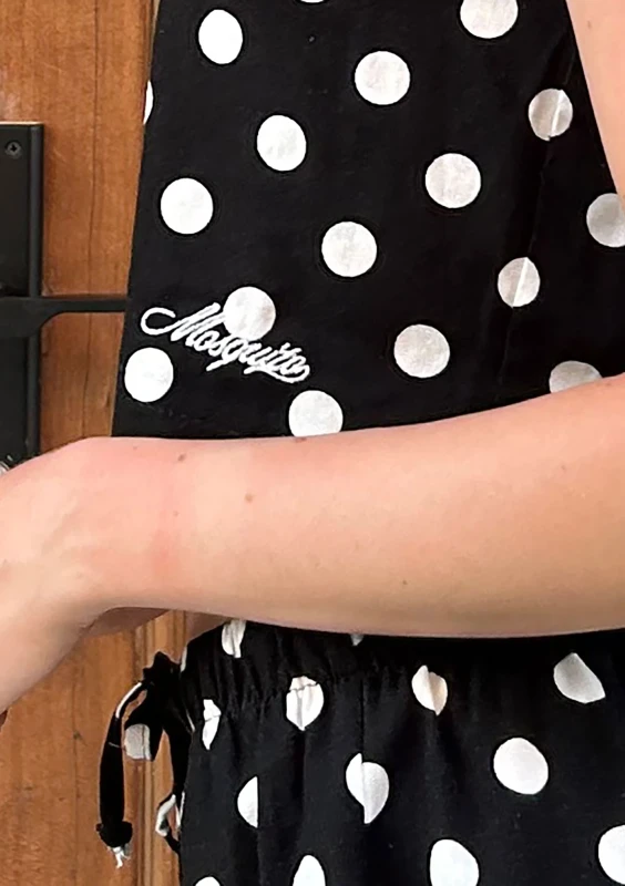 Lorie - Lniana bluzka w grochy bez rękawów - Mosquito