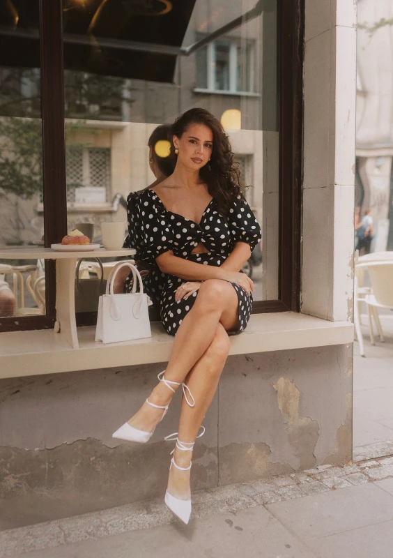 Rosita - Elegancka czarna sukienka lniana w grochy - Mosquito