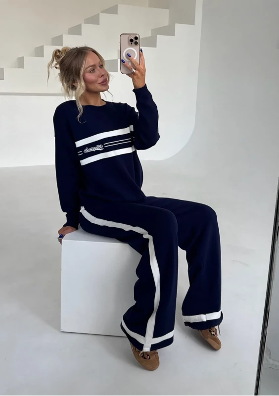 Varsity - Dark blue sweater with an embroidered logo