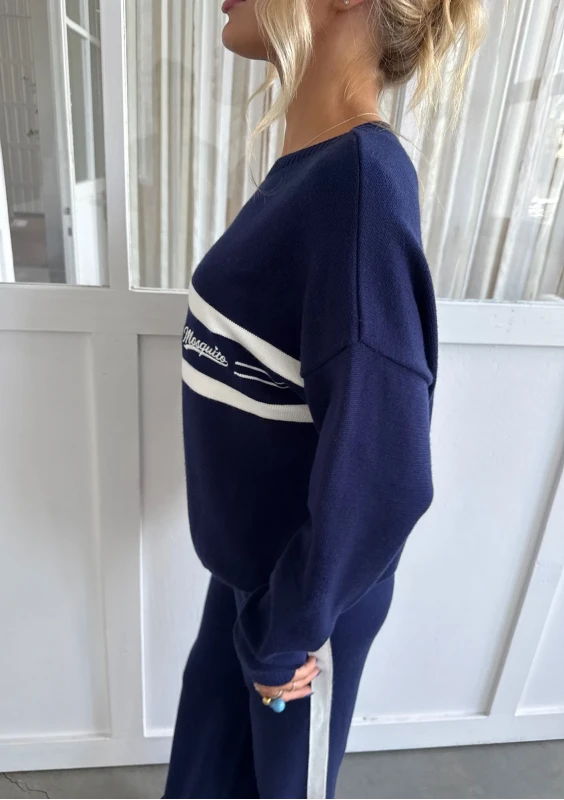 Varsity - Dark blue sweater with an embroidered logo