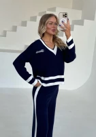 Crest - Dark blue sweater with an embroidered logo