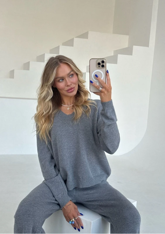Blake - Dark melange grey sweater with an embroidered logo and shoulder pads
