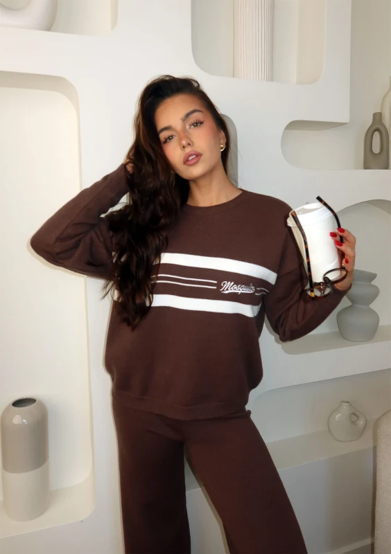Varsity - sweter z kontrastową wstawką i haftowanym logo Ciemny Latte