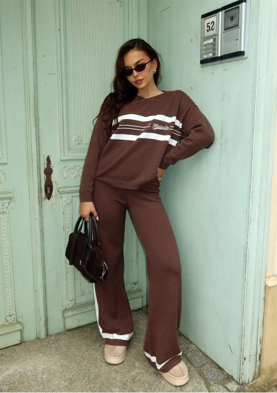 Varsity - sweter z kontrastową wstawką i haftowanym logo Ciemny Latte