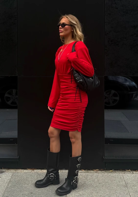 Romy - Marszczona sukienka midi z poduszkami i długim rękawem Red