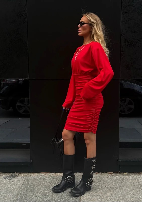 Romy - Marszczona sukienka midi z poduszkami i długim rękawem Red