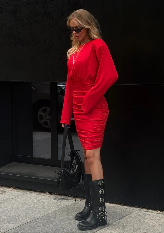 Romy - Marszczona sukienka midi z poduszkami i długim rękawem Red