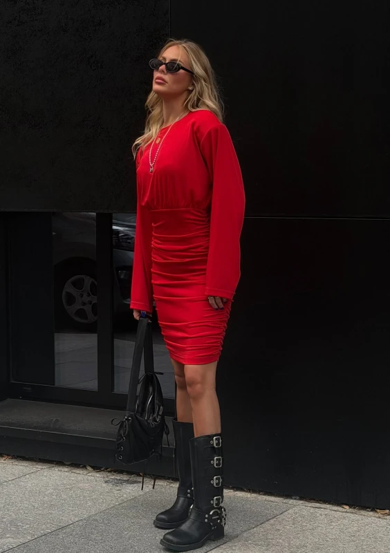 Romy - Marszczona sukienka midi z poduszkami i długim rękawem Red