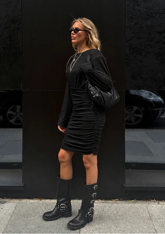 Romy - Marszczona sukienka midi z poduszkami i długim rękawem Black