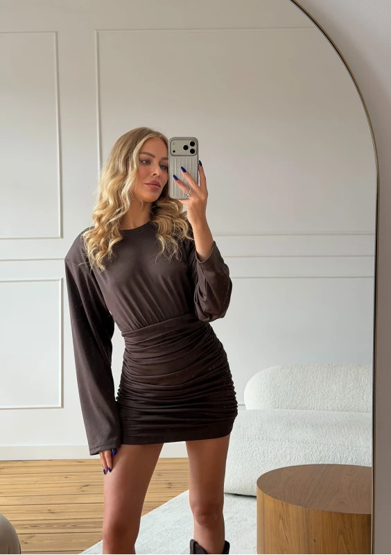 Sone - Marszczona sukienka mini z poduszkami i długim rękawem Brown