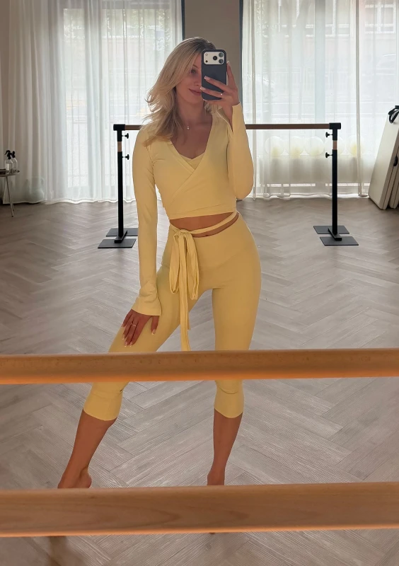 Yoga Wrap - Żółty top damski z kopertowym dekoltem i wiązaniem - Mosquito