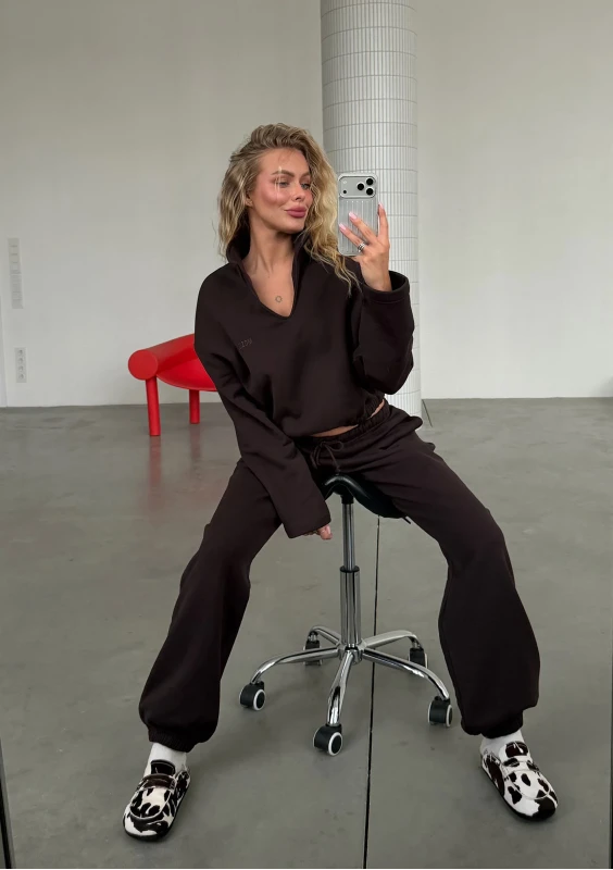 Wells - Dark chocolate brown jumper with shoulder pads