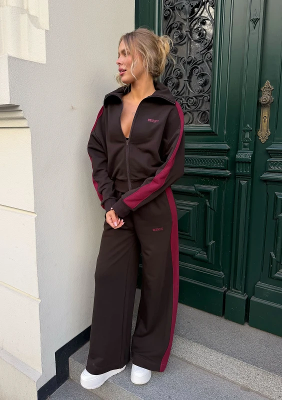 Cano Stripe - Chocolate brown sweatpants with claret stripes