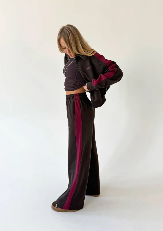Cano Stripe - Chocolate brown sweatpants with claret stripes