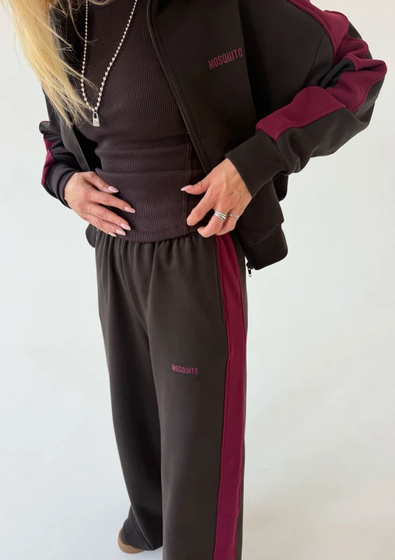 Cano Stripe - Chocolate brown sweatpants with claret stripes