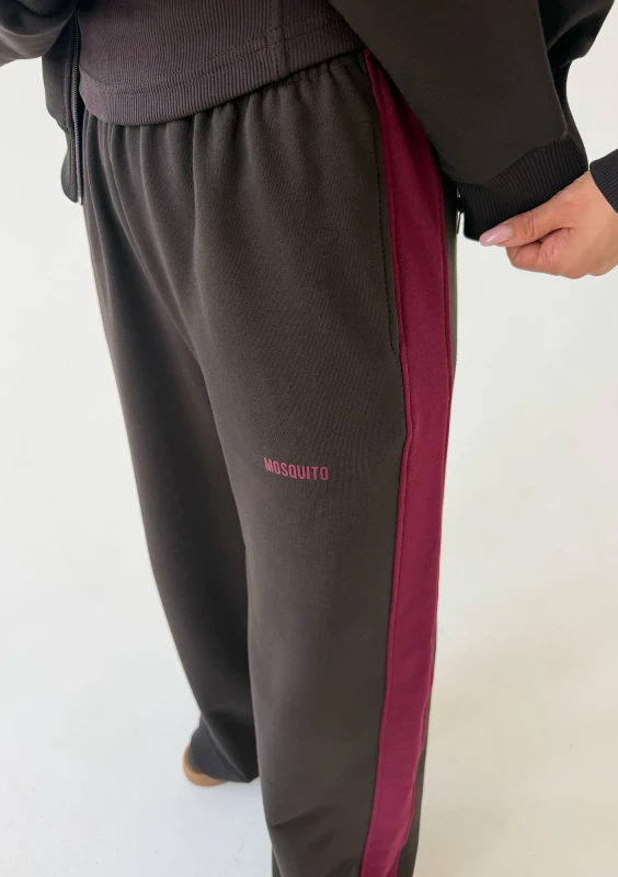 Cano Stripe - Chocolate brown sweatpants with claret stripes