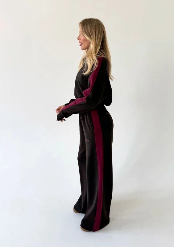 Cano Stripe - Brown jumper with cherry red stripes
