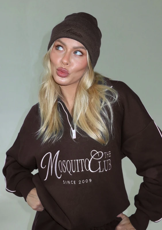 Beanie - Dark brown beanie with an embroidered monochromatic logo