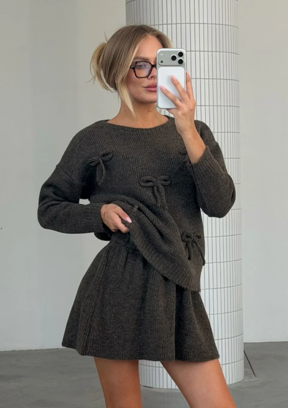 Belle - Brązowy sweter damski z kokardkami - Mosquito