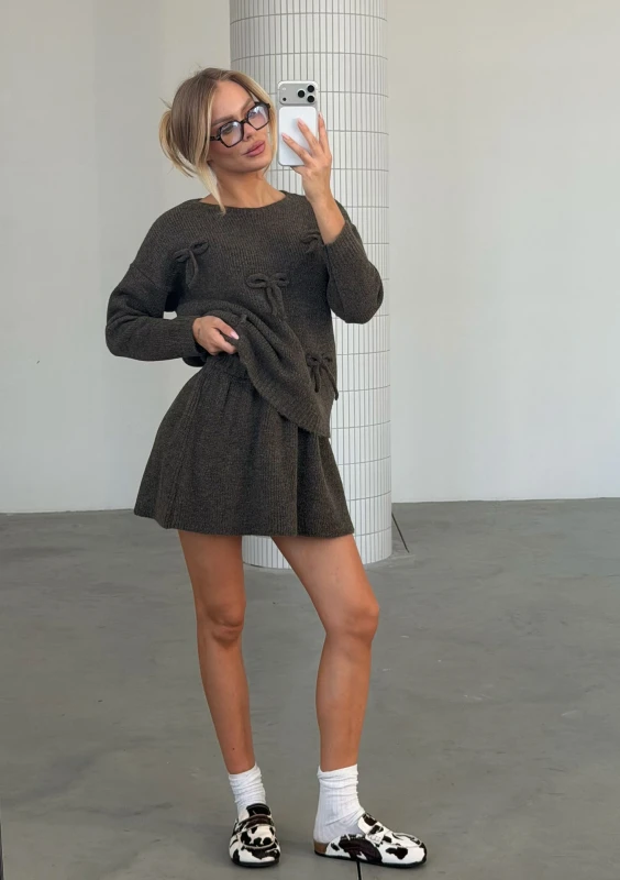 Belle - Dark lattte brown sweater with ribbons