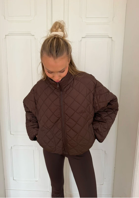 Avery - Luźna pikowana kurtka puffer Brązowa
