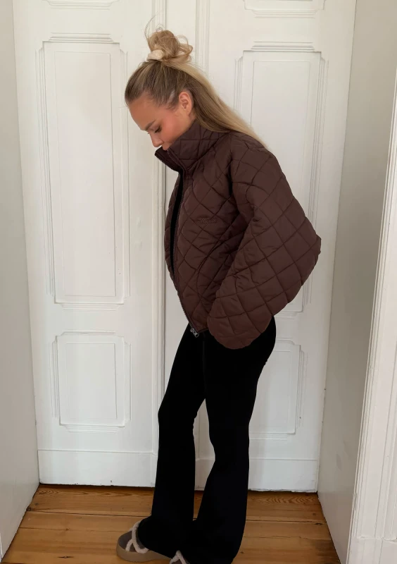 Avery - Luźna pikowana kurtka puffer Brązowa