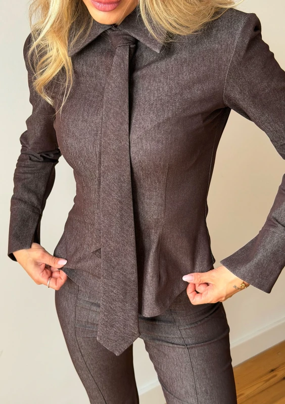 Carter - Fitted brown denim shirt with a tie