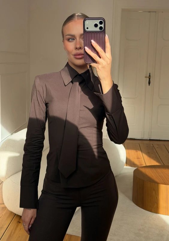 Carter - Fitted brown shirt with a tie