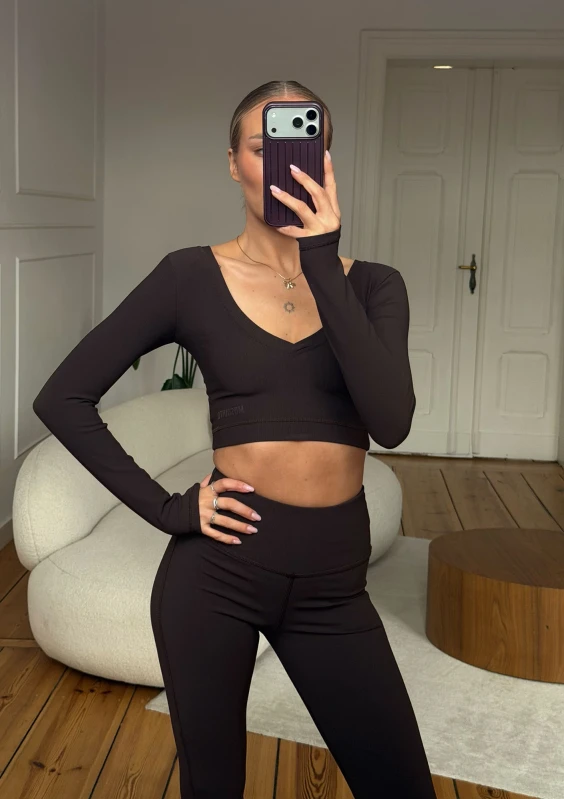 copy of Form - Black fitness top with a "V" neckline